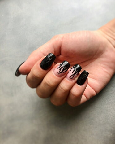 gelpolish in de kleur &#039;Pure Black&#039; van NEONAIL - zwarte tint