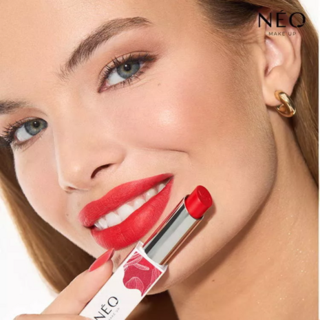 Lipstick: 01 RED CARPET LIPS