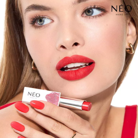 Lipstick: 01 RED CARPET LIPS