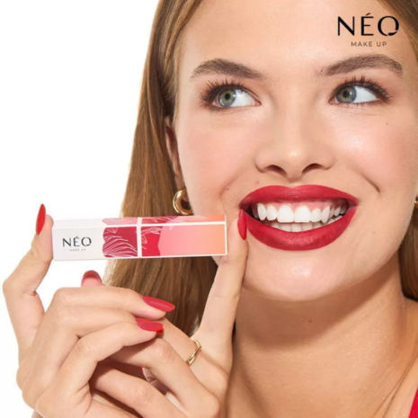 Lipstick: 02 CHERRY ON TOP