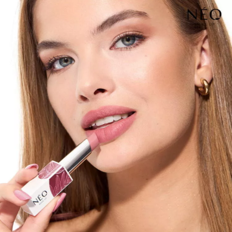 Lipstick: 05 NUDE ON SECRET EVENING