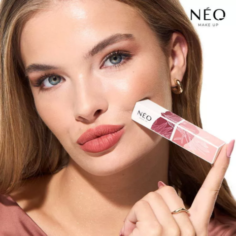 Lipstick: 06 SWEET CARAMEL MORNING