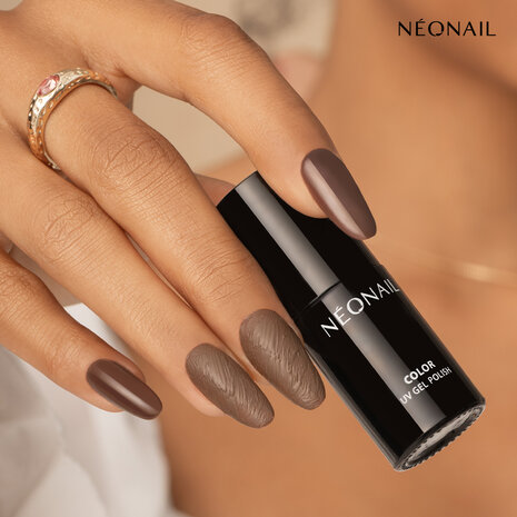 gelpolish in de kleur &#039;Drawn By You&#039; van NEONAIL - bruine herfst tint