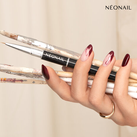 gelpolish in de kleur &#039;Classic  Masterpiece&#039; van NEONAIL - donker rode tint