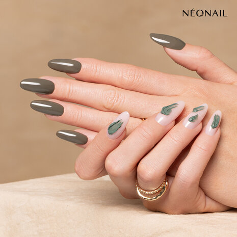 gelpolish in de kleur &#039;Evergreen Mood&#039; van NEONAIL - groene herfst tint