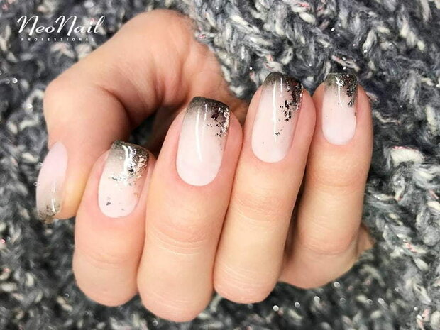 gelpolish in de kleur &#039;French Pink Light&#039; van NEONAIL - licht roze tint