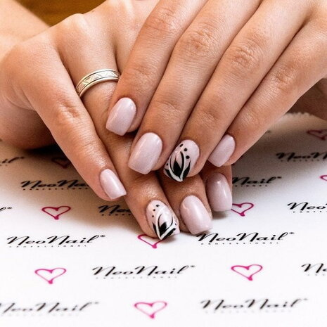 gelpolish in de kleur &#039;French Pink Light&#039; van NEONAIL - licht roze tint