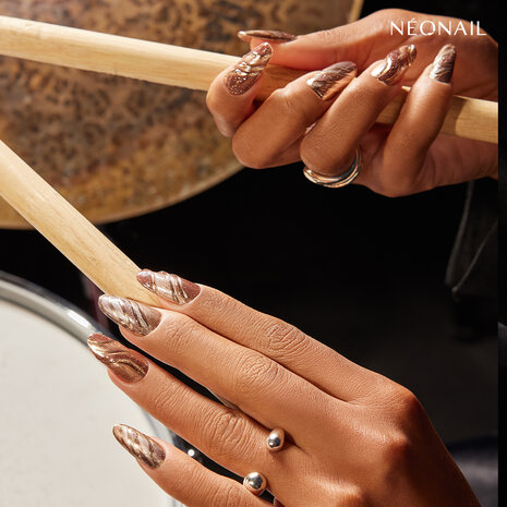 gelpolish in de kleur 'Frozen Flame - Metallic' van het merk NEONAIL - gouden metallic tint