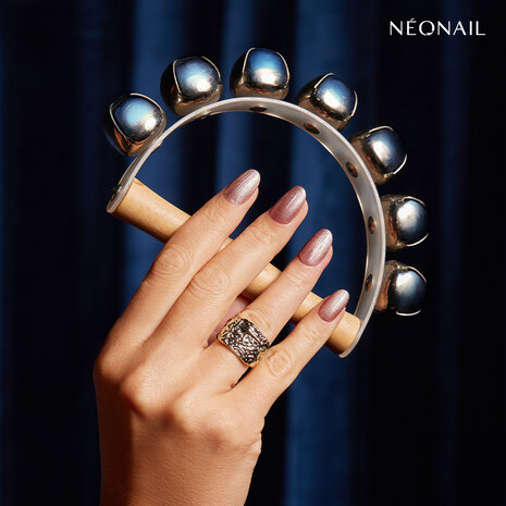 Manicure met de gelpolish kleur 'Melting Rose' van het merk NEONAIL - roze metallic gellak tint