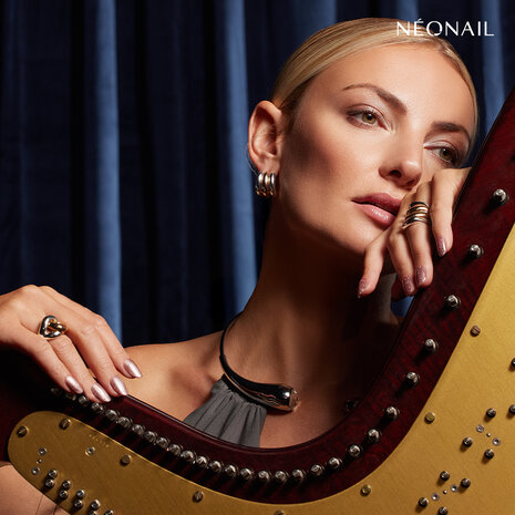 Manicure met de gelpolish kleur 'Melting Rose' van het merk NEONAIL - roze metallic gellak tint