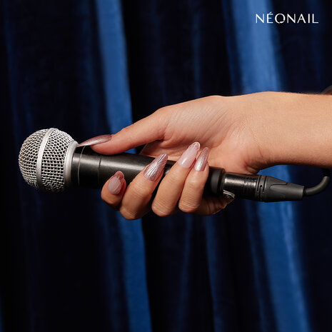 Manicure met de gelpolish kleur 'Melting Rose' van het merk NEONAIL - roze metallic gellak tint