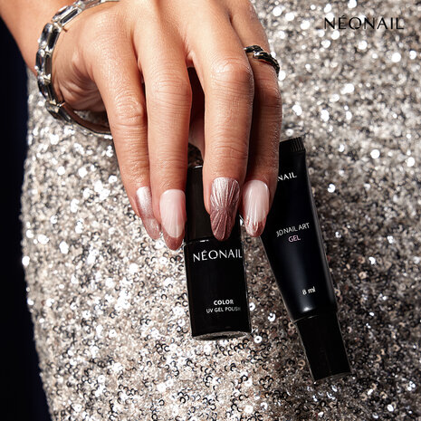 Manicure met de gelpolish kleur 'Melting Rose' van het merk NEONAIL - roze metallic gellak tint