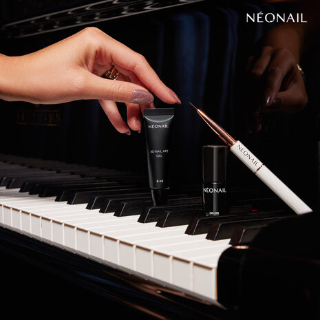 gelpolish in de kleur 'Blushing Frost' van het merk NEONAIL - roze glitter tint