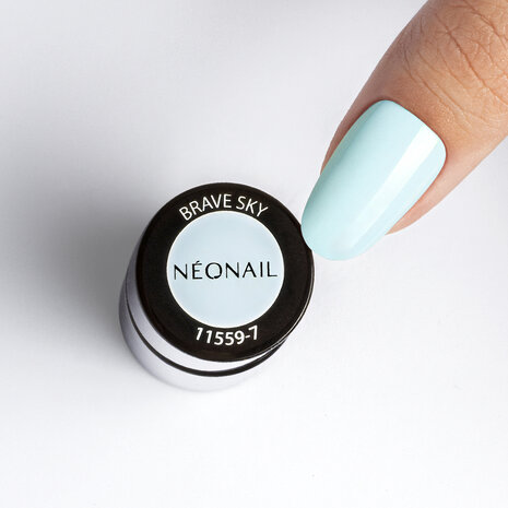 gelpolish van NEONAIL in de kleur 'Brave Sky' - blauwe pastel tint
