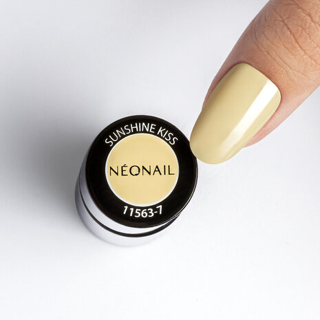 gelpolish van NEONAIL in de kleur 'Sunshine Kiss' - pastel gele tint