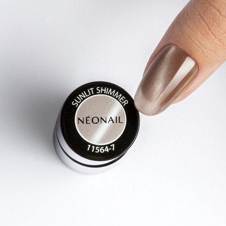 gelpolish in de kleur 'Sunlit Shimmer ' van NEONAIL - bruine cat eye tint
