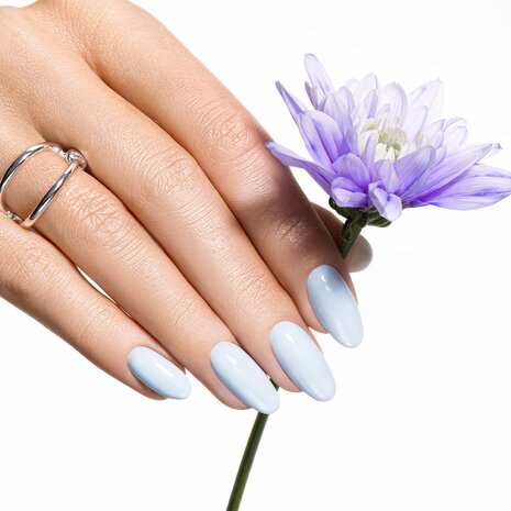 gelpolish van NEONAIL in de kleur 'Brave Sky' - blauwe pastel tint