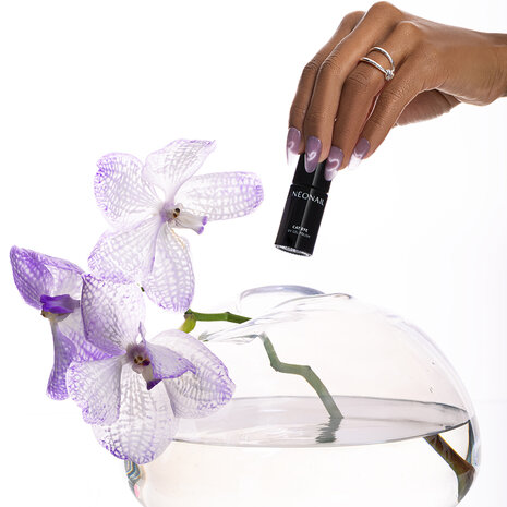 gelpolish in de kleur 'Lilac Awakening' van NEONAIL - paarse pastel tint