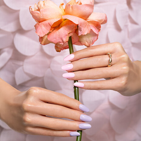 gelpolish in de kleur 'Lilac Awakening' van NEONAIL - paarse pastel tint
