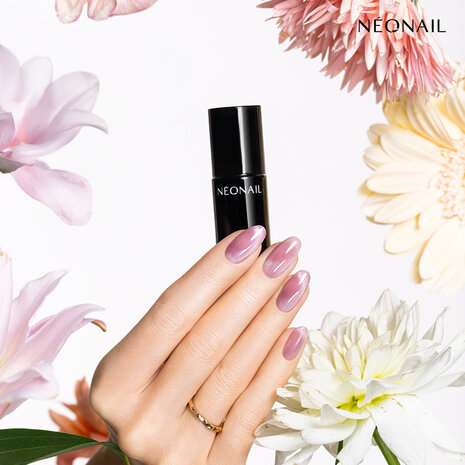 gelpolish in de kleur 'Peony Glow' van NEONAIL - rode cat eye tint