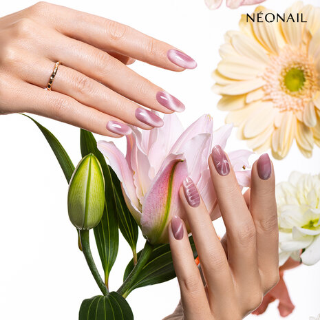 gelpolish in de kleur 'Peony Glow' van NEONAIL - rode cat eye tint