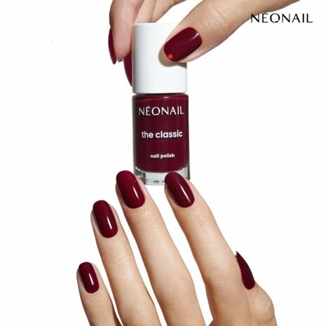 nagellak van NEONAIL in de kleur 'Vintage Red ' - donker rode tint