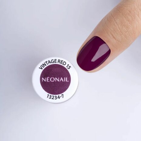 nagellak van NEONAIL in de kleur 'Vintage Red ' - donker rode tint