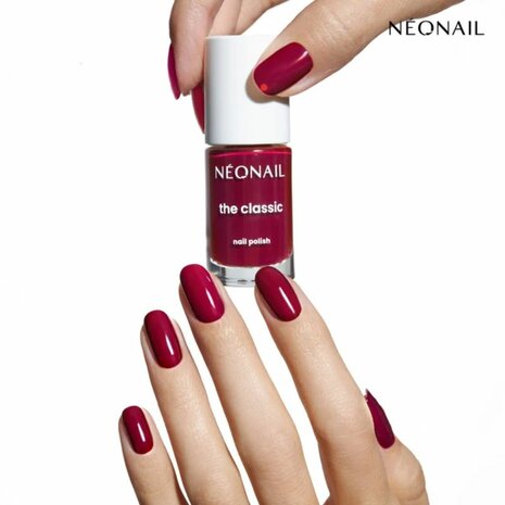 nagellak van NEONAIL in de kleur 'Rosy Red ' - donker rode tint
