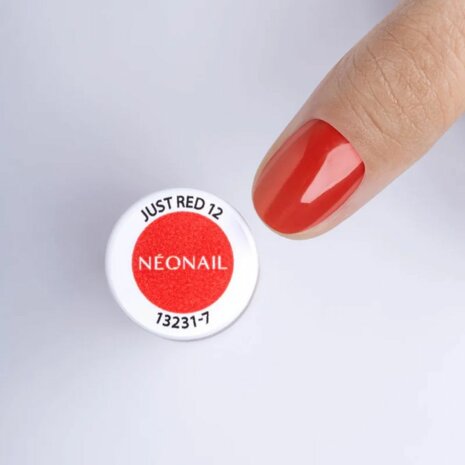 nagellak van NEONAIL in de kleur 'Just Red' - rode tint