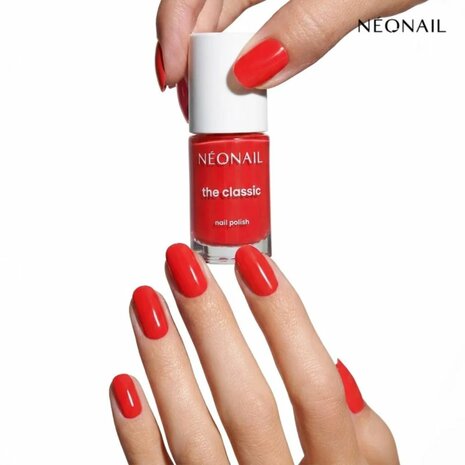 nagellak van NEONAIL in de kleur 'Just Red' - rode tint